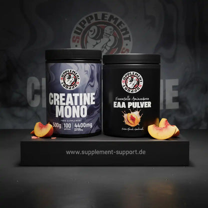 Kreatin Monohydrat und EAA Pulver Pfirsich, Fitness Supplement, schwarze Dosen, aufgestellt mit Pfirsichstücken.