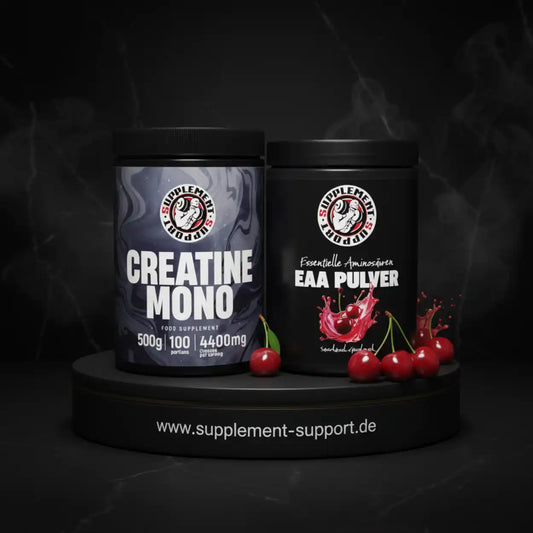 Kreatin Mono und EAA Pulver Kirschgeschmack, Protein- und Aminosäure-Supplemente, nebeneinander auf schwarzem Podest mit Kirschen dekoriert.