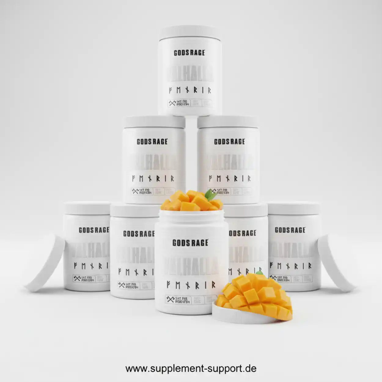 Weiße Proteinpulver-Dosen mit "Gods Rage Valhalla" Etikett und gewürfelter Mango, Nahrungsergänzung