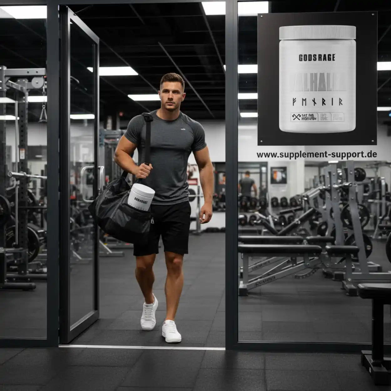 Sportler mit Fitnesstasche und Proteinpulver im Fitnessstudio, Nahrungsergänzungsmittel Werbung