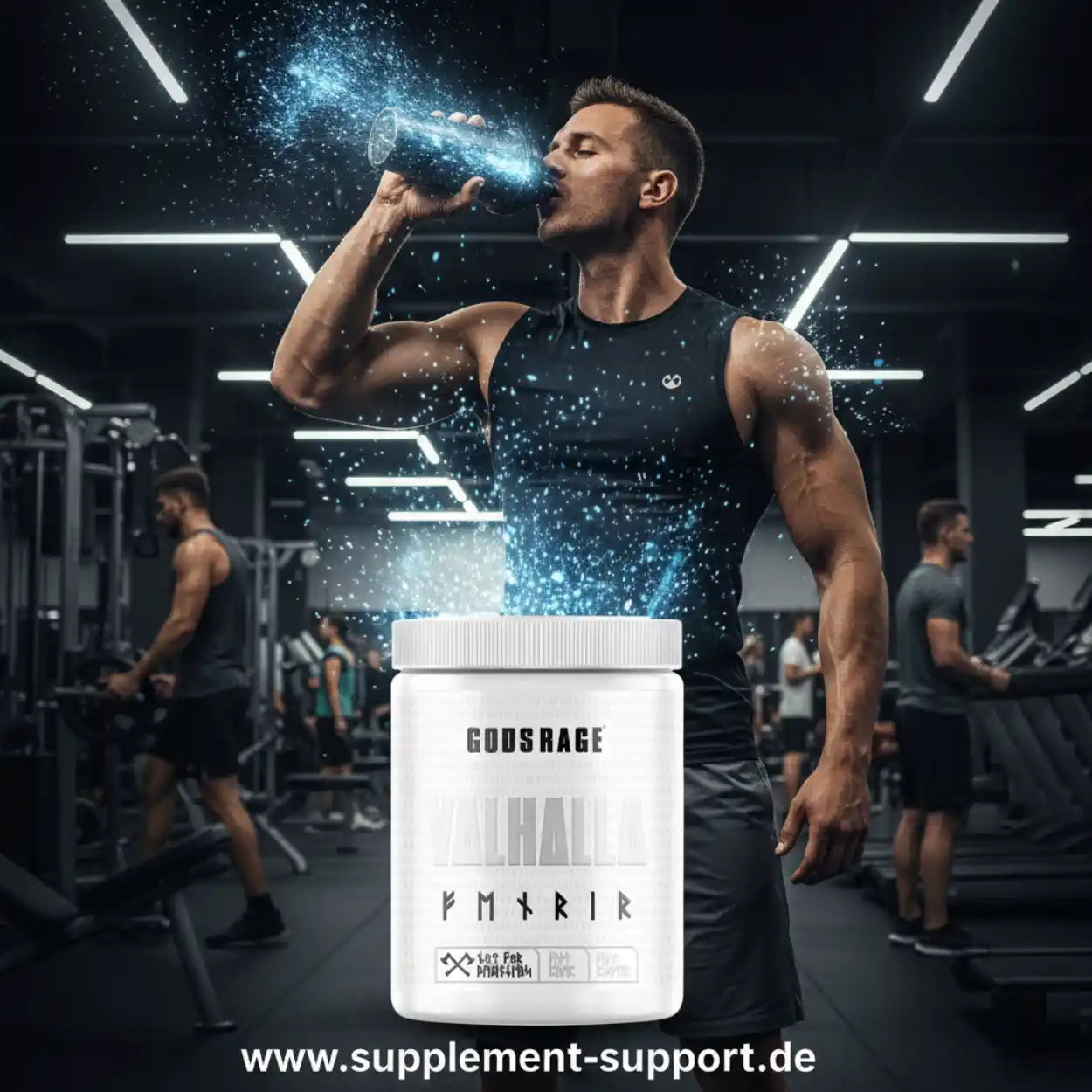Sportler trinkt Sportnahrung im Fitnessstudio, Proteinpulver Dose GODSRAGE VALHALLA im Vordergrund