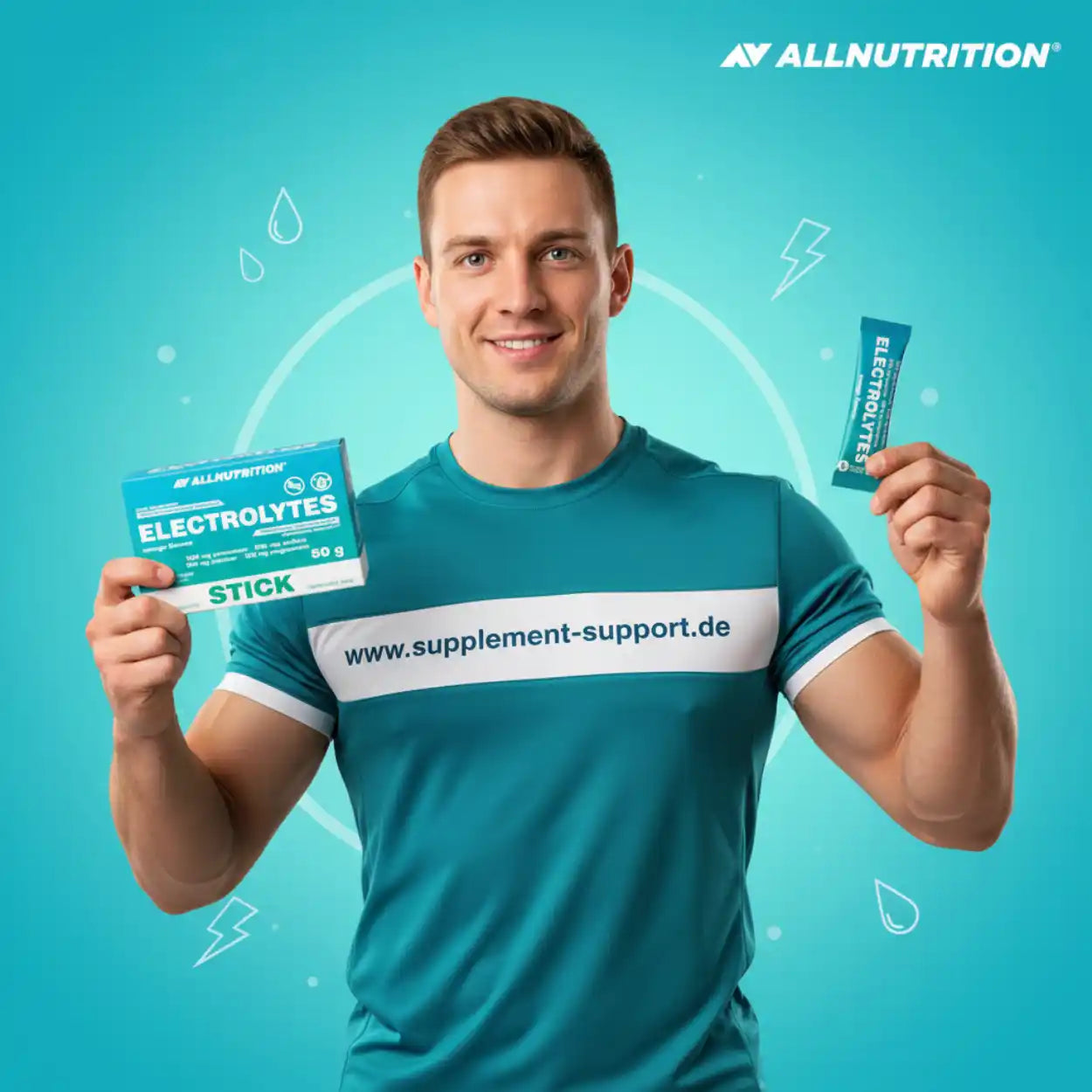 Mann hält AllNutrition Electrolytes Stick für Sportnahrung und Fitness-Unterstützung