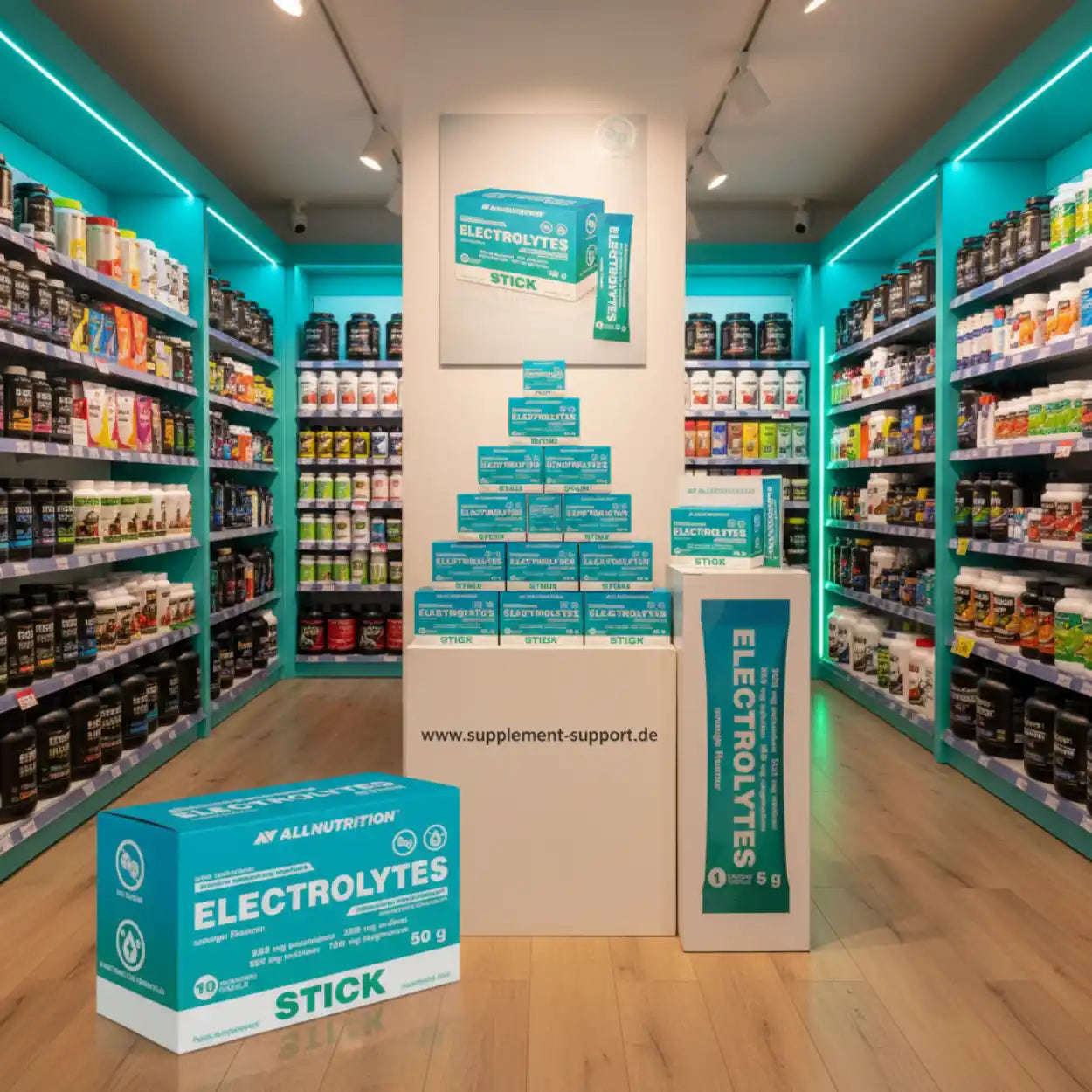 Electrolytes Stick von AllNutrition in moderner Supplement-Shop-Auslage mit leuchtend blauen Regalen