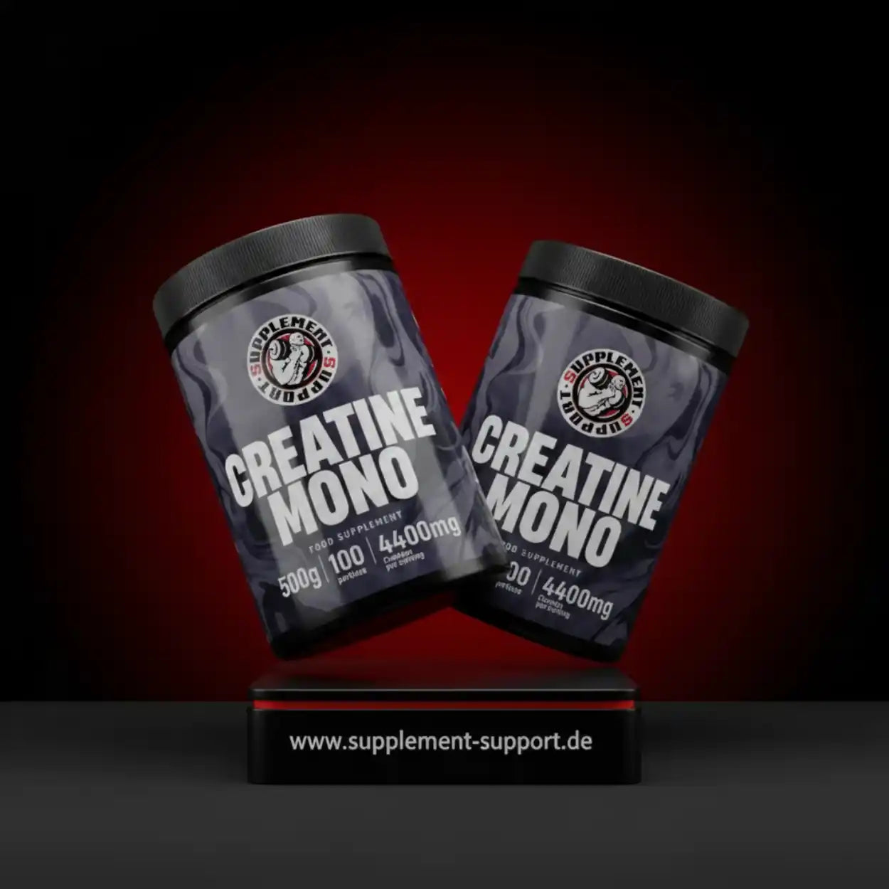 Zwei Dosen Creatine Mono Nahrungsergänzungsmittel für Muskelaufbau vor dunklem Hintergrund