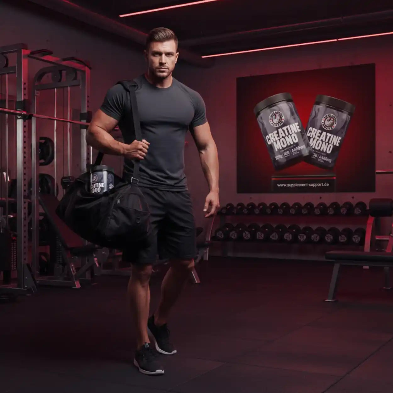 Sportler im Fitnessstudio mit Sporttasche und Creatin-Monohydrat-Dose, Muskelaufbau Supplement