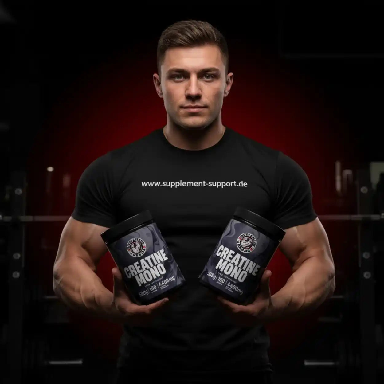 Sportler hält Creatin Mono Supplement-Dosen im Fitnessstudio, Nahrungsergänzungsmittel