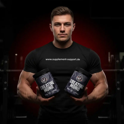 Sportler hält Creatin Mono Supplement-Dosen im Fitnessstudio, Nahrungsergänzungsmittel