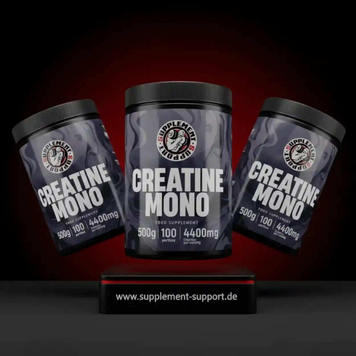 Drei Dosen Creatine Mono Nahrungsergänzungsmittel für Sportler vor dunklem Hintergrund