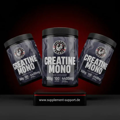 Drei Dosen Creatine Mono Nahrungsergänzungsmittel für Sportler vor dunklem Hintergrund