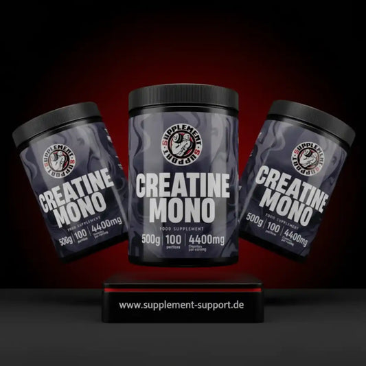 Drei Dosen Creatine Mono Nahrungsergänzungsmittel für Sportler vor dunklem Hintergrund