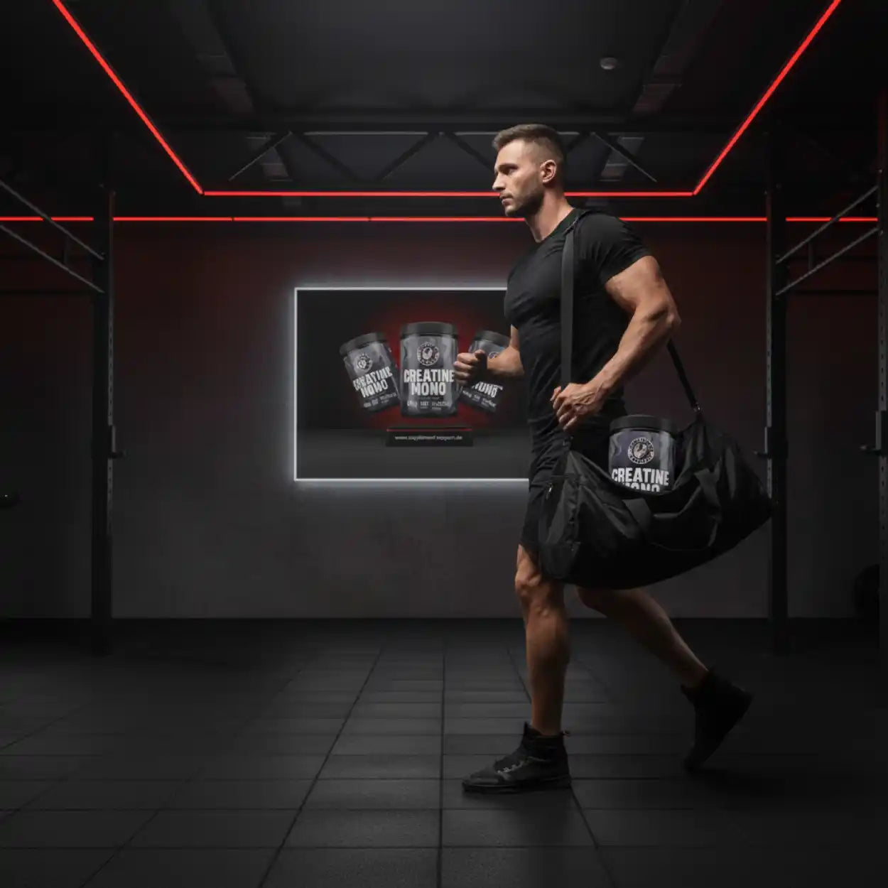 Sportler im Fitnessstudio mit Sporttasche und Creatin Monohydrat Supplement, Fitness Nahrungsergänzung.