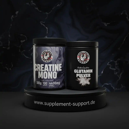 Kreatin Mono und Glutamin Pulver Dosen auf schwarzem Podest, Fitness Supplemente