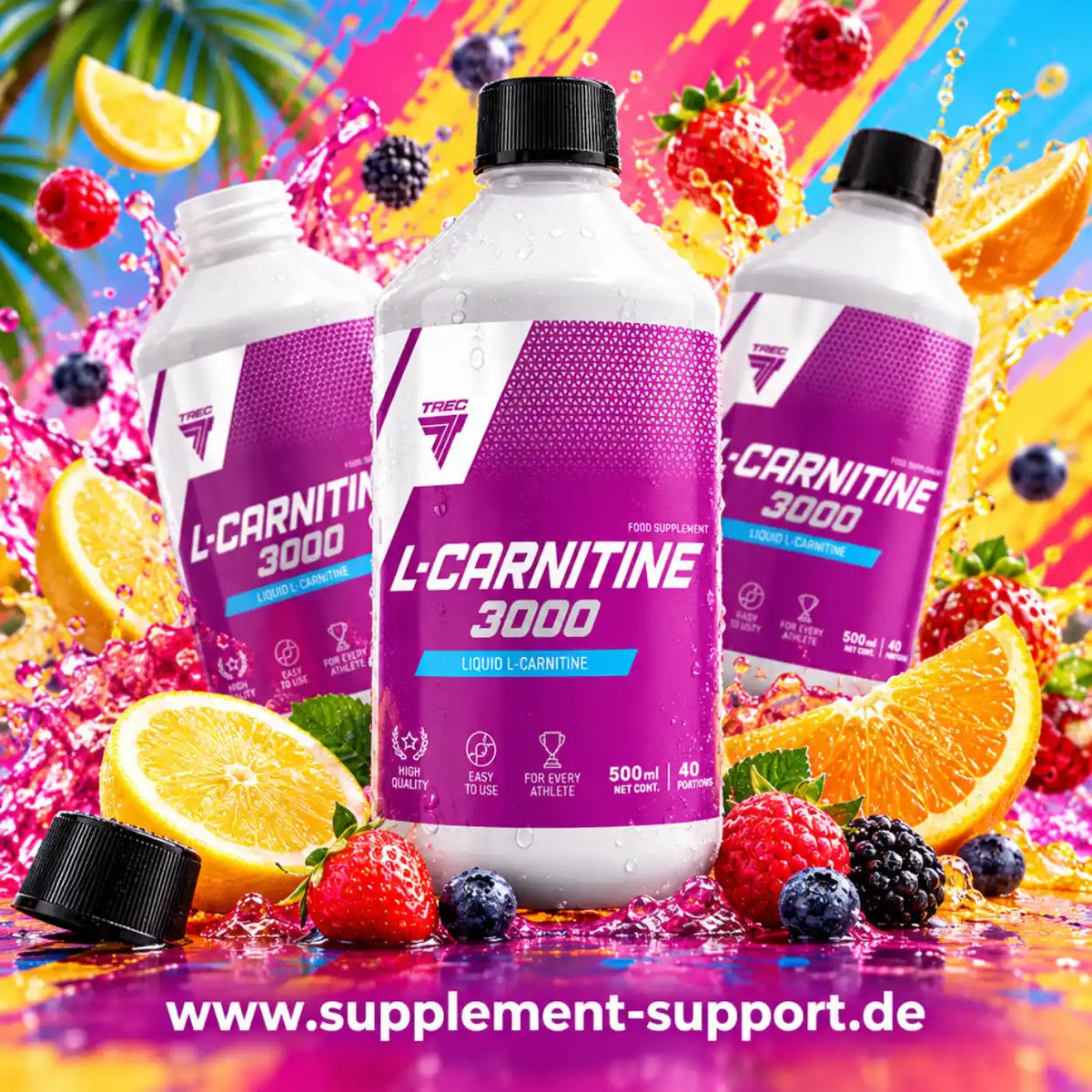 Drei Flaschen TREC NUTRITION L-Carnitine 3000 mit frischen Beeren und Orangen vor farbigem Hintergrund