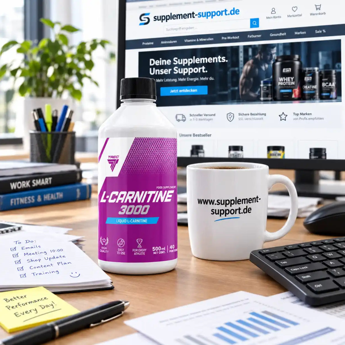 TREC NUTRITION L-Carnitine 3000 Flüssignahrungsergänzung auf einem Schreibtisch vor einem Monitor.