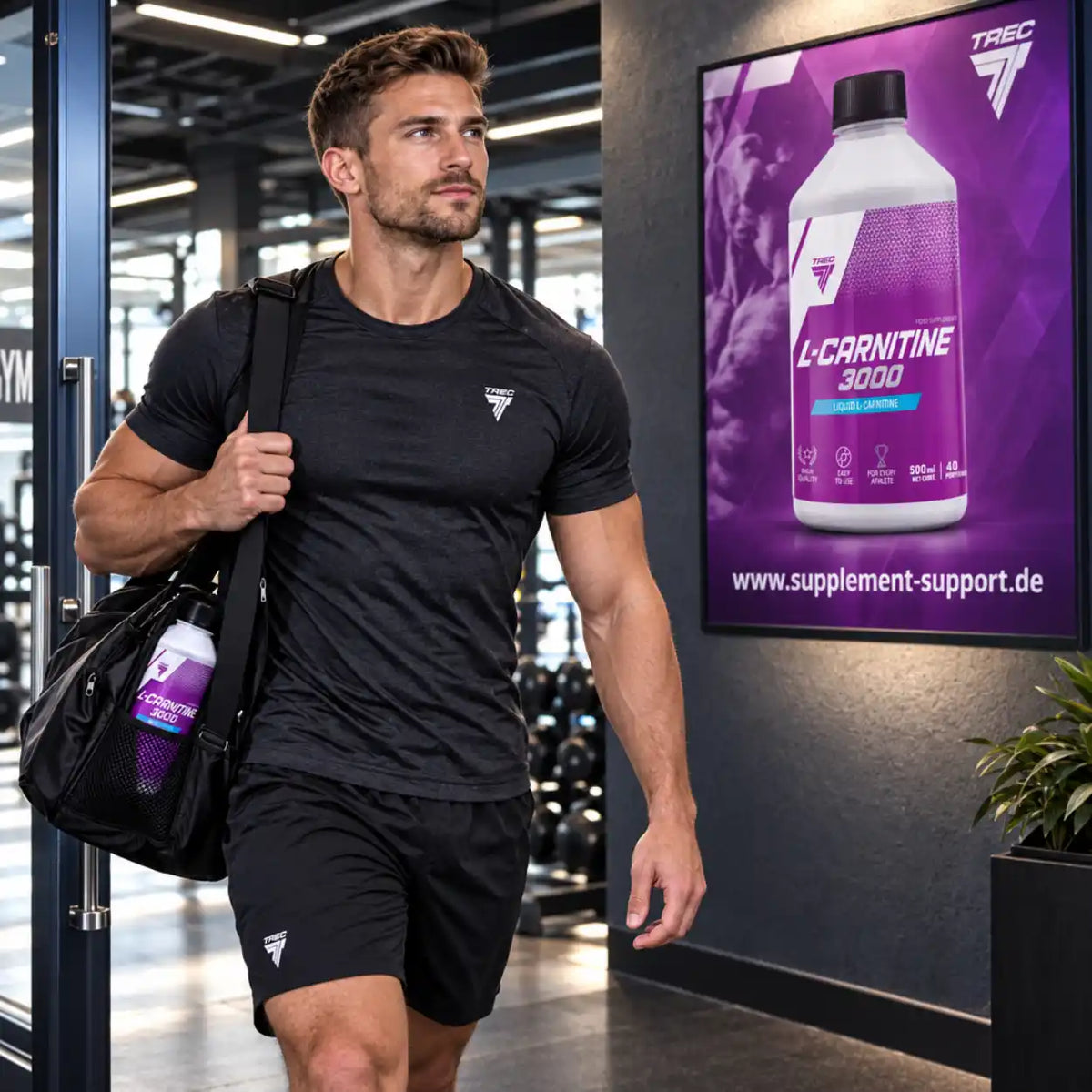 Muskulöser Mann im Fitnessstudio mit TREC NUTRITION L-Carnitine 3000 Flasche und Sporttasche.