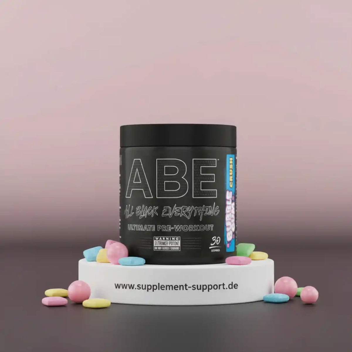 ABE Ultimate Pre-Workout Booster Dose in Schwarz mit bunten Zuckerperlen auf weißem Podest