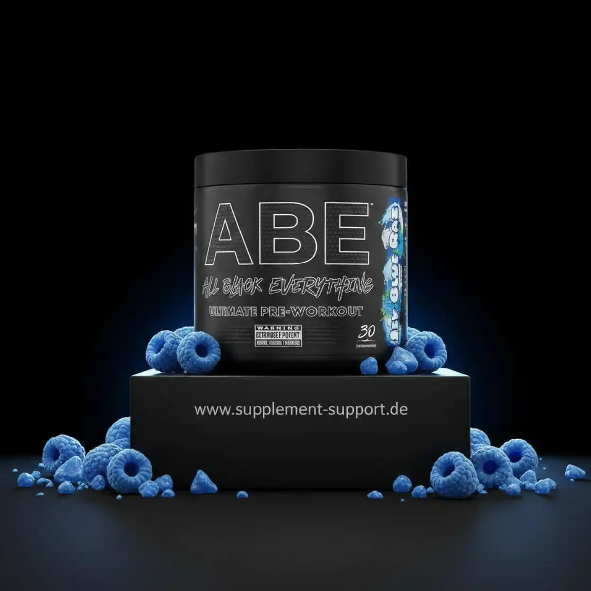 Schwarzer Tiegel ABE All Black Everything Pre-Workout Booster mit blauen Beeren auf schwarzem Grund