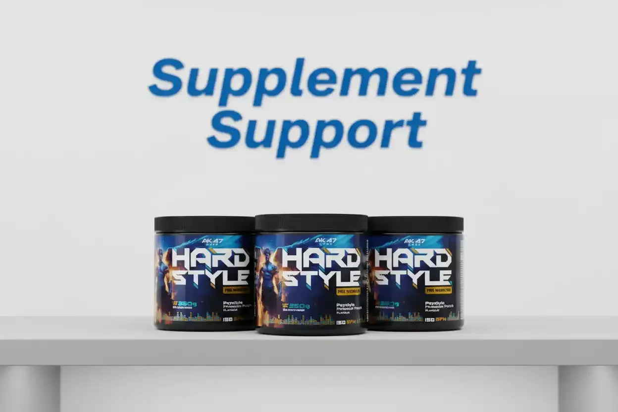 Drei Dose Hard Style Pre-Workout Booster auf Regal vor Supplement Support Hintergrund
