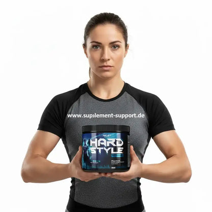 Frau hält Hard Style Pre-Workout Booster – Sportnahrung für maximale Leistung
