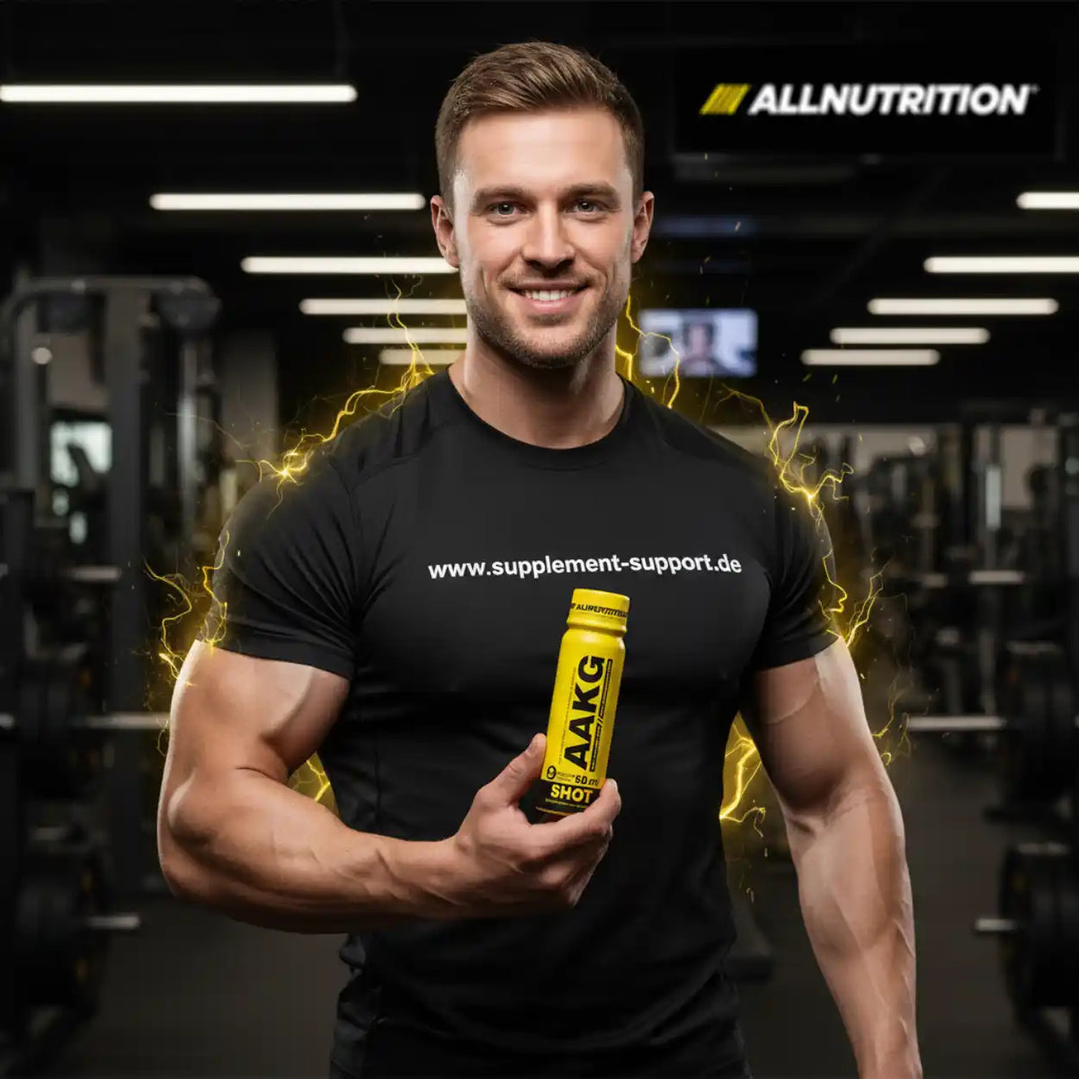 Muskulöser Mann mit AAKG Shot in Fitnessstudio – Protein & Booster für Sportler