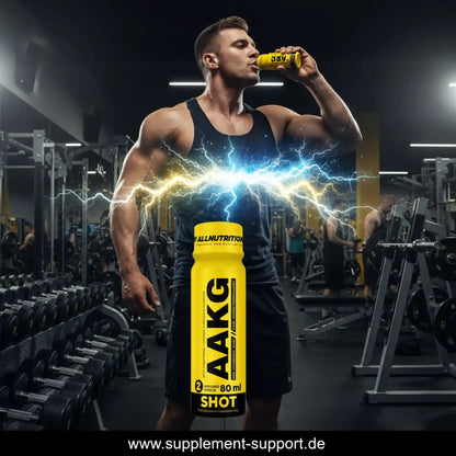 Muskulöser Mann trinkt AAKG Shot im Fitnessstudio – Energie & Kraft für Training