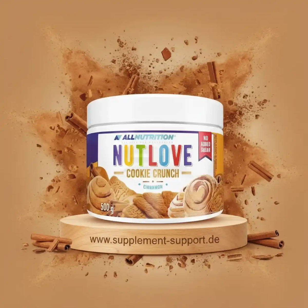 AllNutrition NutLove Cookie Crunch Protein-Pulver Zimt Geschmack auf Holzpodest
