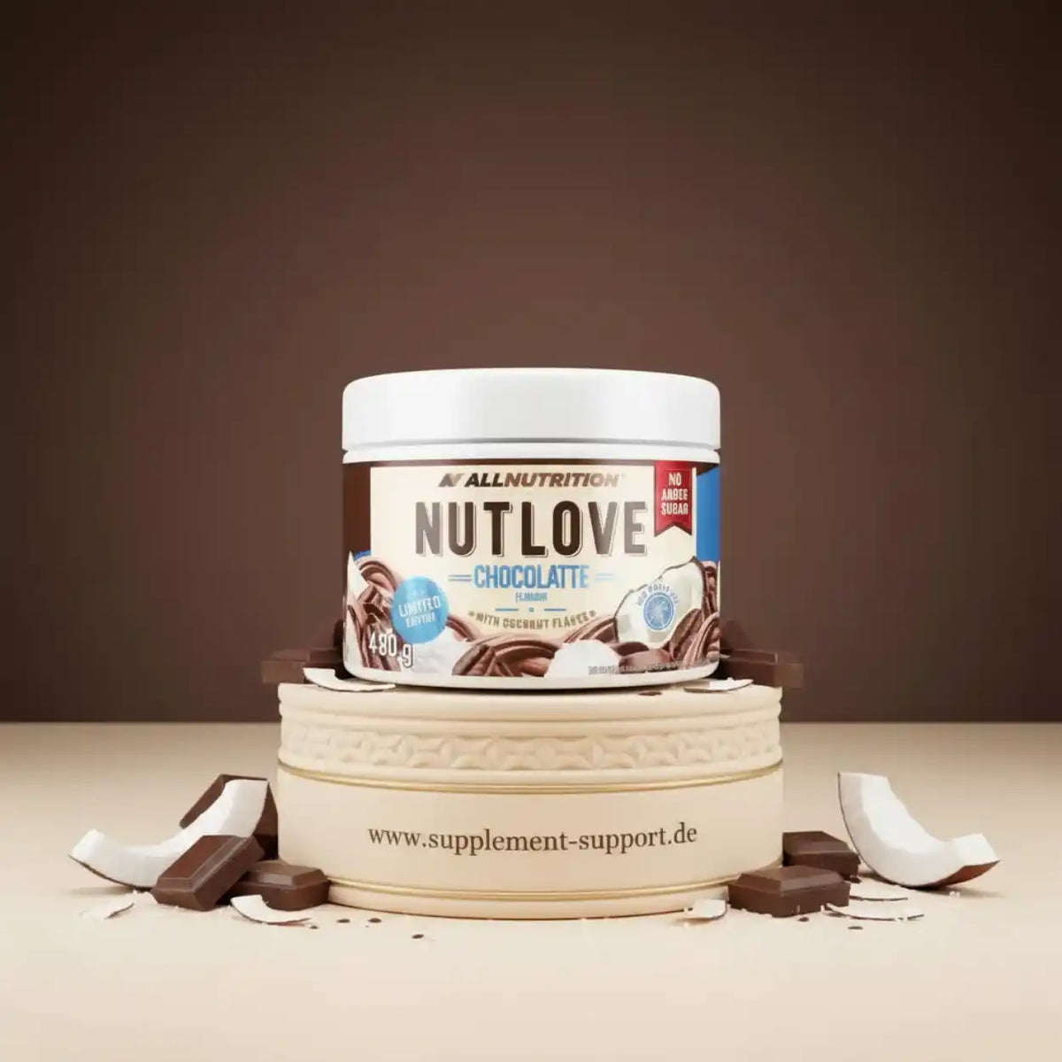 AllNutrition Nutlove Schokoladen-Nuss-Aufstrich mit Kokosflocken auf einer Torte