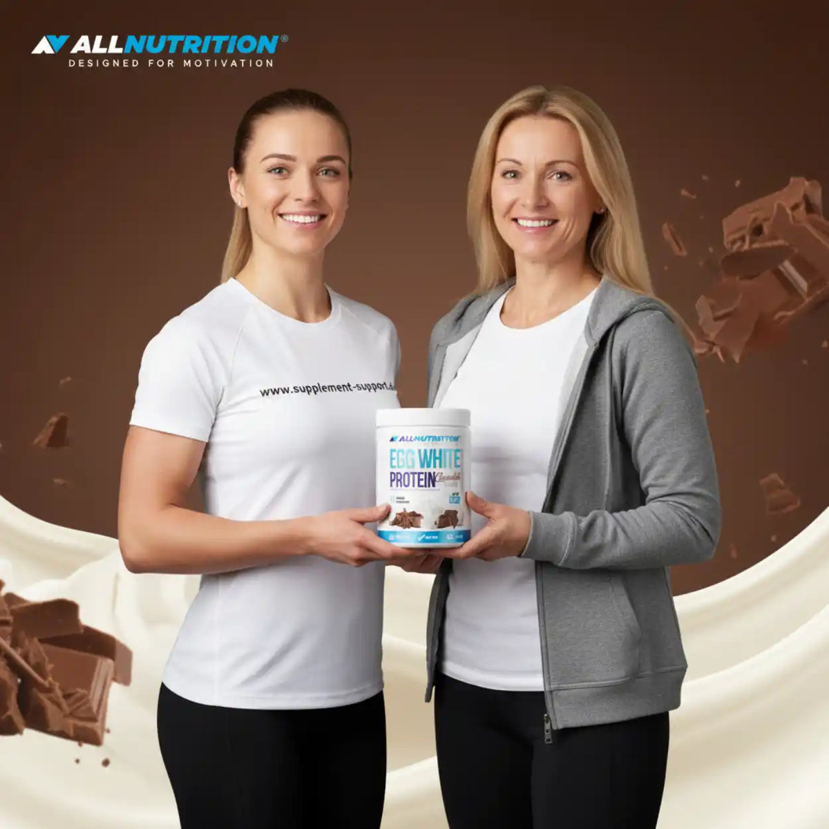 Zwei lächelnde Frauen halten eine Dose AllNutrition Egg White Protein vor braunem Hintergrund.
