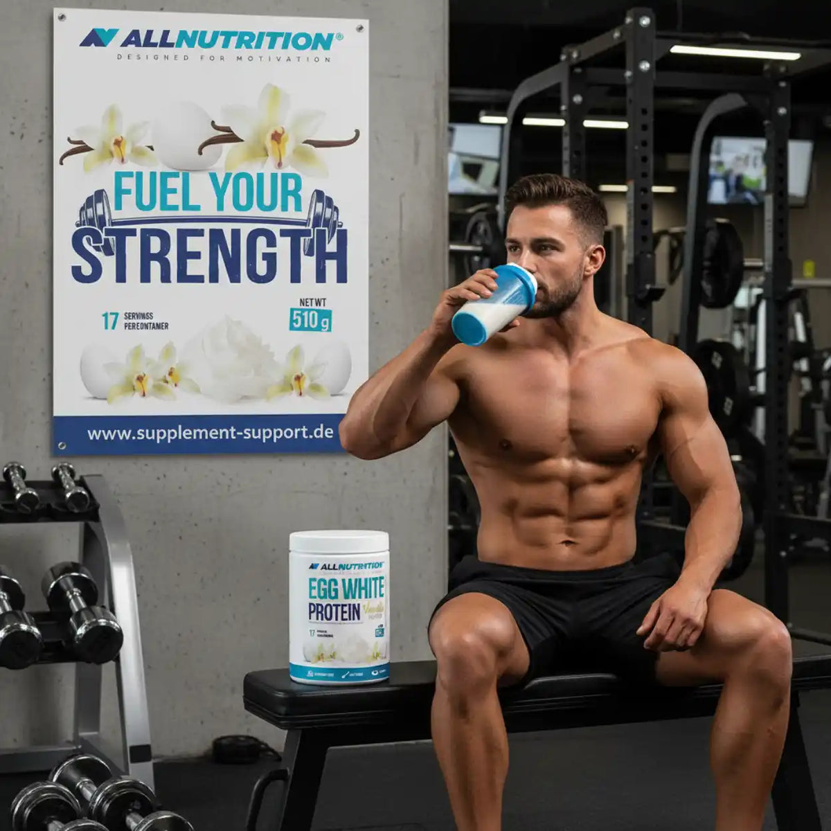 Muskulöser Mann trinkt Proteinshake im Fitnessstudio neben einer Dose Egg White Protein.