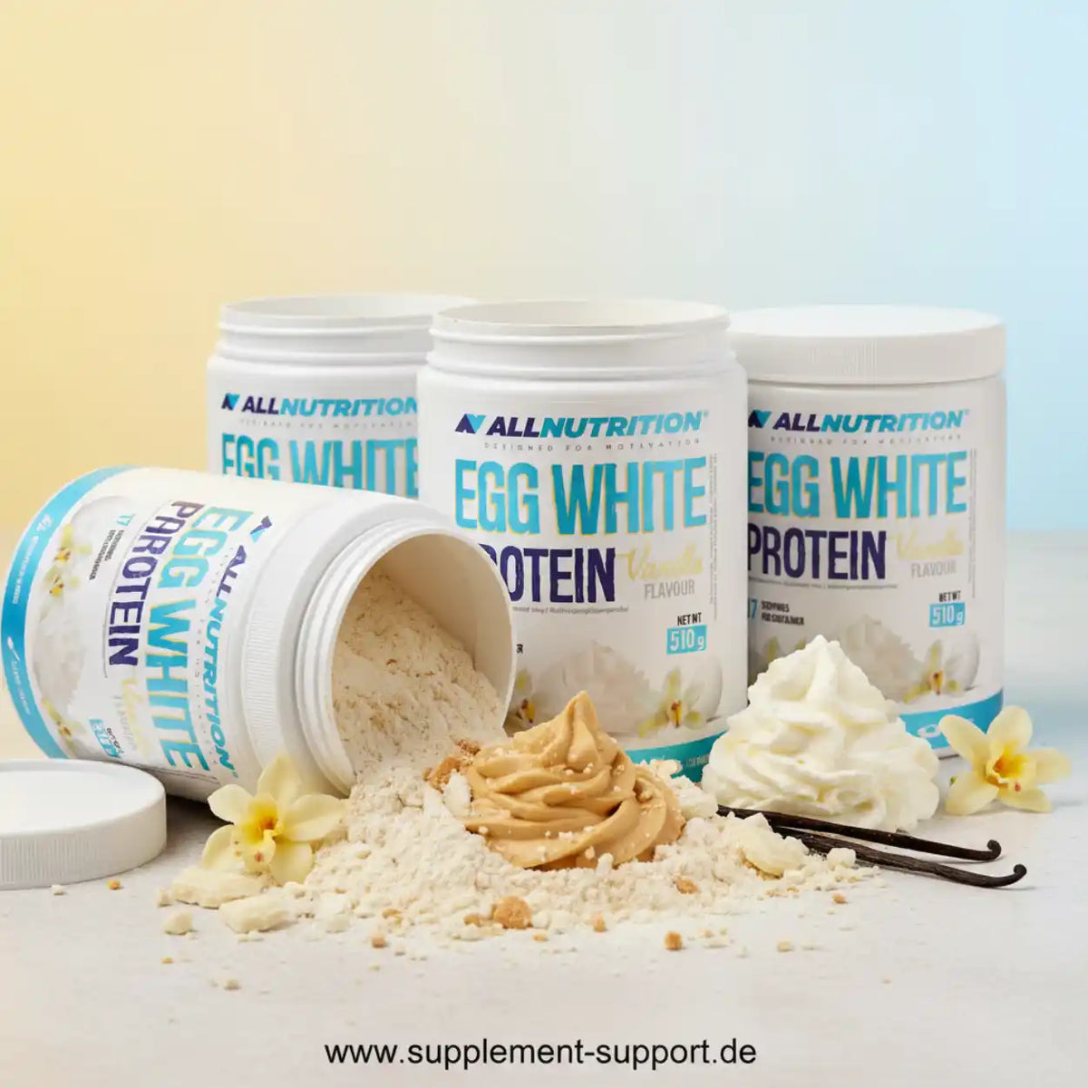Drei Dosen Allnutrition Egg White Protein mit Vanille-Pulver, Creme und Vanilleschoten.