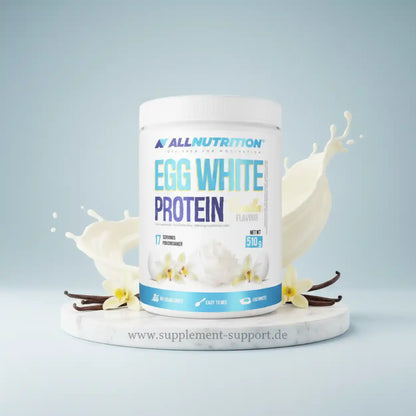 ALLNutrition Egg White Protein in Vanille-Geschmack auf Marmorsockel mit Milchspritzern