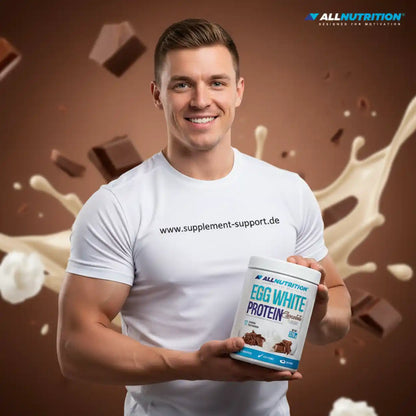 Muskulöser Mann hält eine Dose AllNutrition Egg White Protein Geschmack Schokolade.