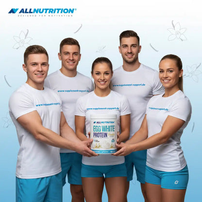 Vier Sportler präsentieren eine Dose Allnutrition Egg White Protein vor hellem Hintergrund.