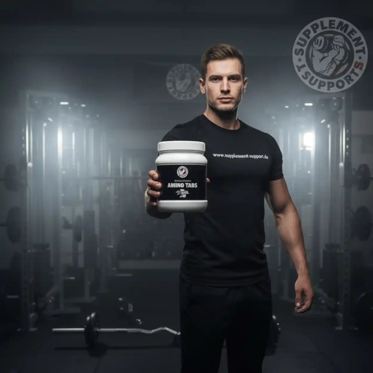 Muskulöser Mann hält Amino Tabs in Fitnessstudio – Protein & Sportnahrung für Training