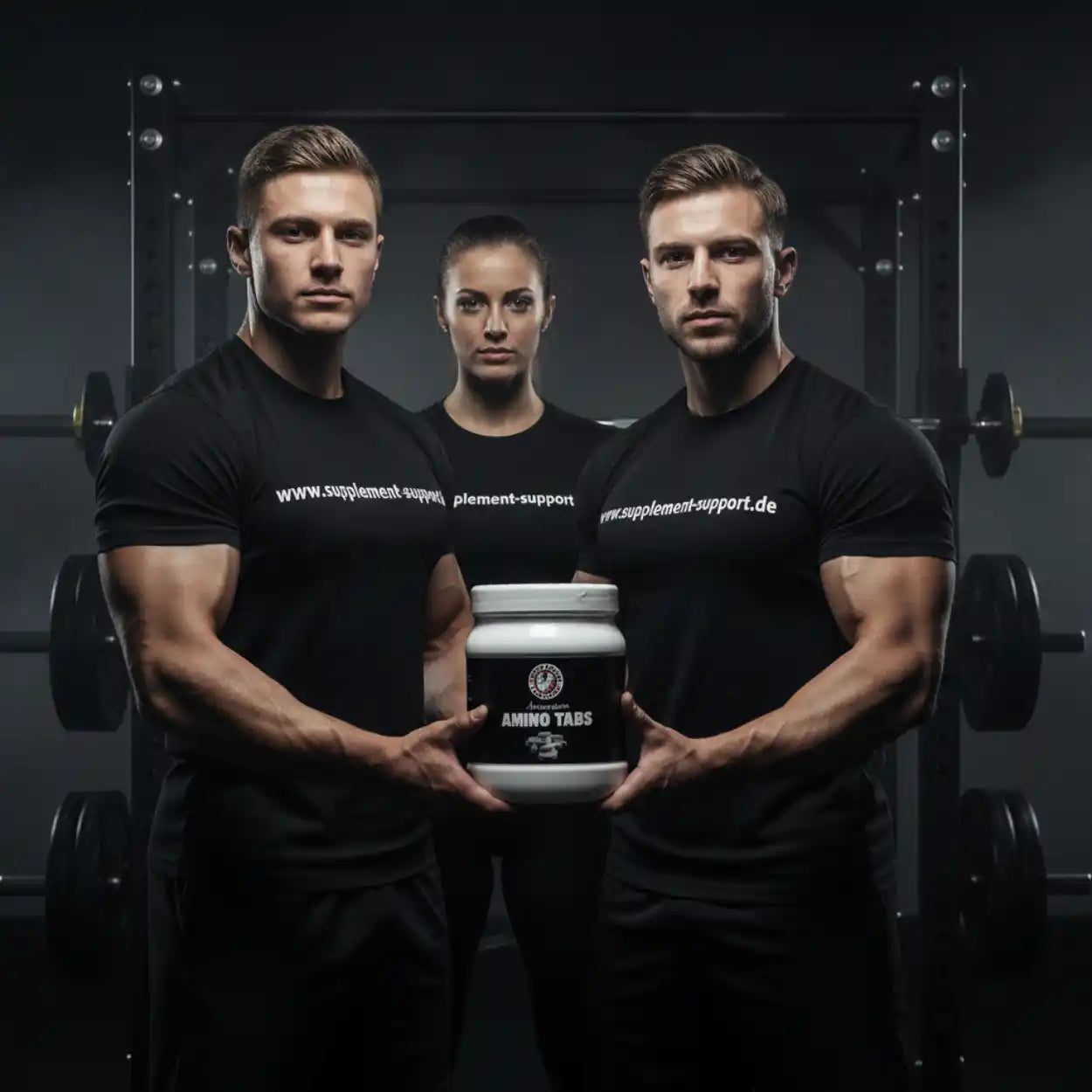 Drei Athleten präsentieren Amino Tabs Nahrungsergänzung im Fitnessstudio – Protein, Booster, Vitamine