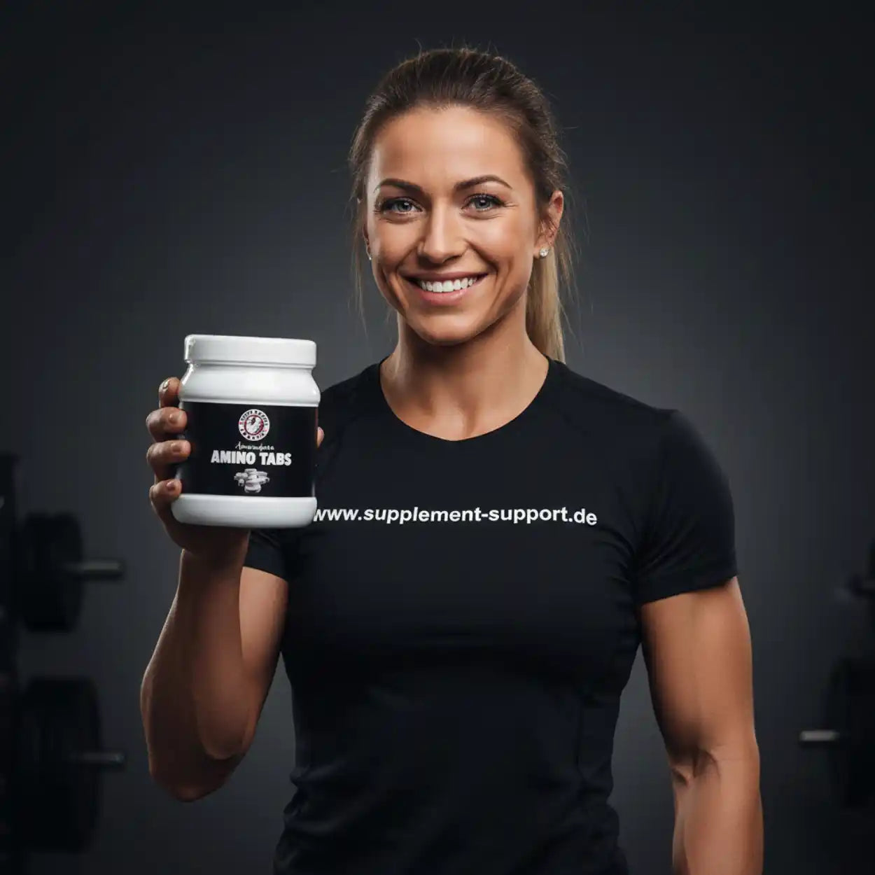 Frau hält Amino Tabs Nahrungsergänzungsmittel in Fitnessstudio, ideal für Sportler und Muskelaufbau