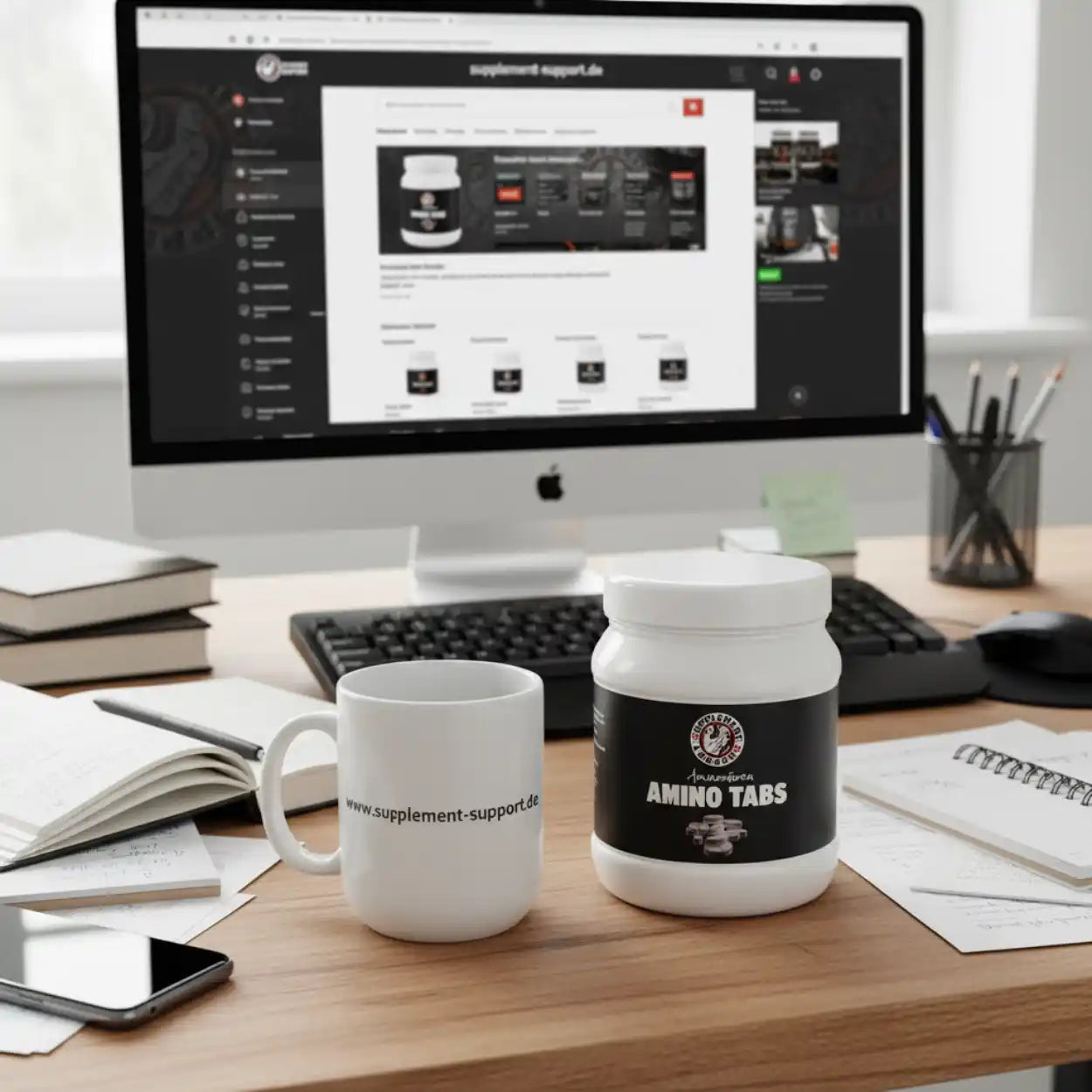 Amino Tabs Nahrungsergänzungsmittel auf Schreibtisch vor Computer mit Supplement-Support-Website