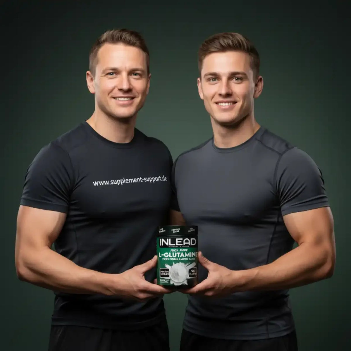 Zwei muskulöse Männer präsentieren INLEAD L-Glutamin Aminosäure Supplement vor dunklem Hintergrund