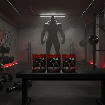 Drei Dosen Angel Dust Booster im Fitnessstudio mit muskulöser Silhouette im Hintergrund