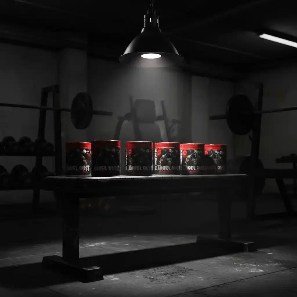 Angel Dust Pre-Workout Dosen im Fitnessstudio unter Spotlicht, ideal für Sportler und Krafttraining