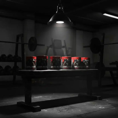 Angel Dust Pre-Workout Dosen im Fitnessstudio unter Spotlicht, ideal für Sportler und Krafttraining