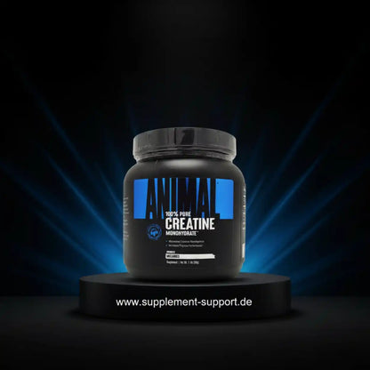 Animal 100% Pure Creatine Monohydrat Supplement-Dose auf schwarzem Podest