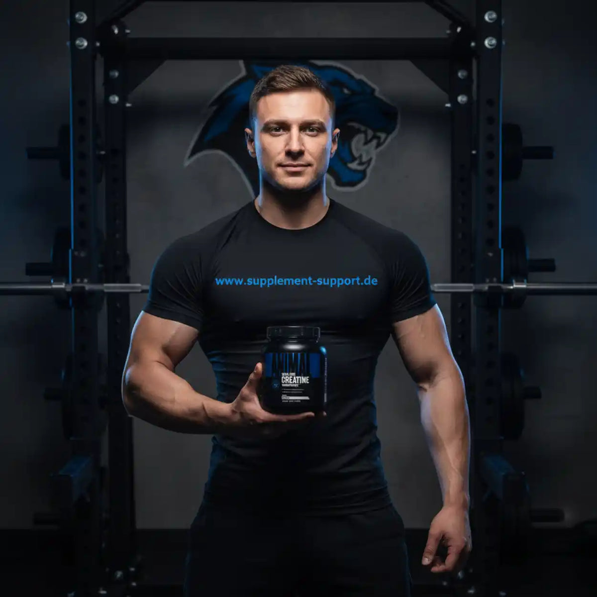 Muskulöser Mann im Fitnessstudio hält eine Dose Creatin Nahrungsergänzungsmittel.