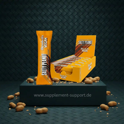 Barebells Vegan Proteinriegel in der Geschmacksrichtung Salty Peanut auf dunklem Hintergrund