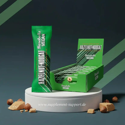 Barebells Vegan Proteinriegel Hazelnut-Nougat in grüner Verpackung auf weißem Podest