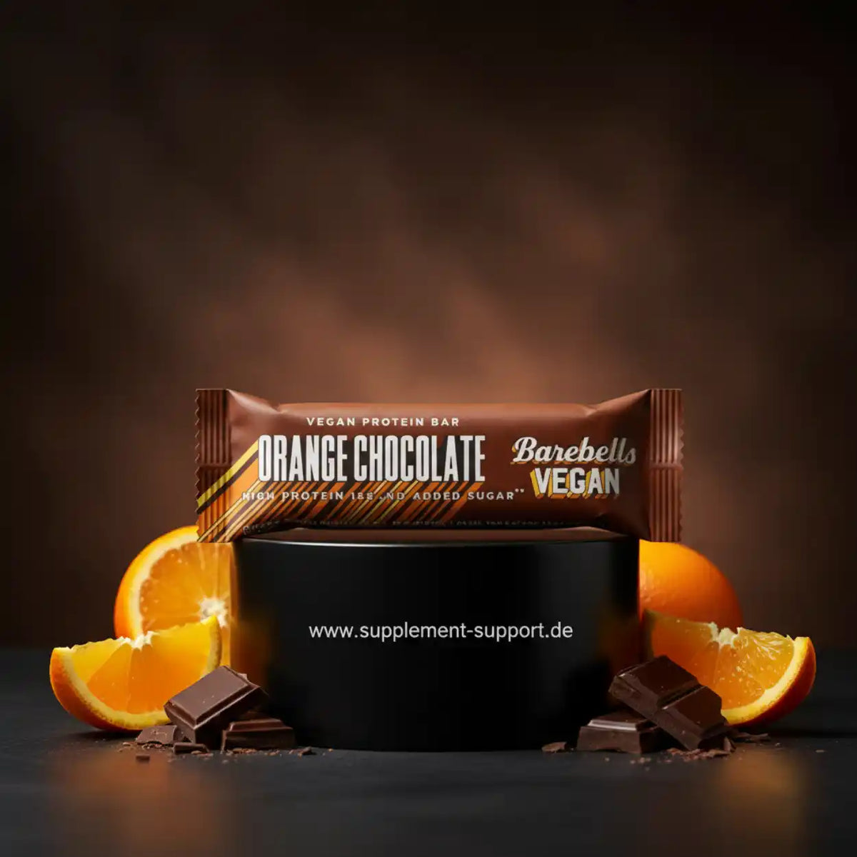 Barebells Vegan Proteinriegel Orange Chocolate mit Orangenscheiben und Schokoladenstücken.