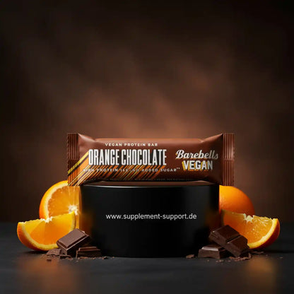 Barebells Vegan Proteinriegel Orange Chocolate mit Orangenscheiben und Schokoladenstücken.
