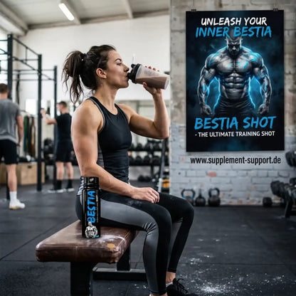 Frau im Fitnessstudio trinkt Proteinshake neben einem TREC NUTRITION BESTIA Pre Workout Shot.