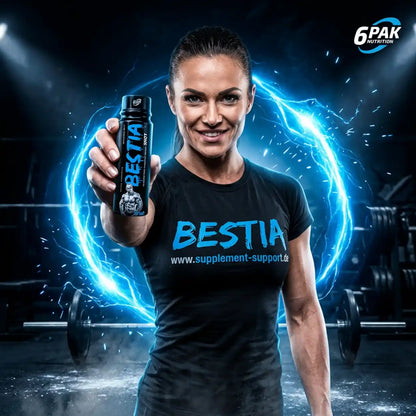 Sportliche Frau hält einen TREC NUTRITION BESTIA Pre Workout Shot vor blauem Energie-Effekt.