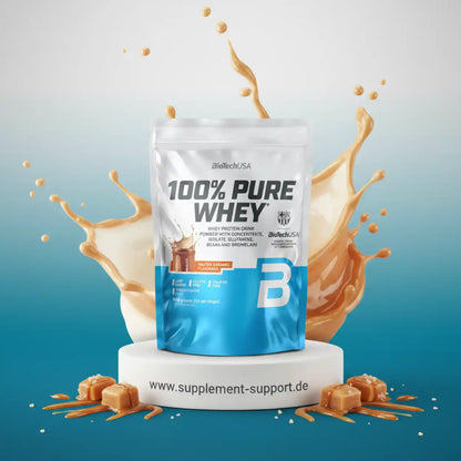 Proteinpulver 100% Pure Whey Salted Caramel, Packung auf Podest mit Karamellspritzern